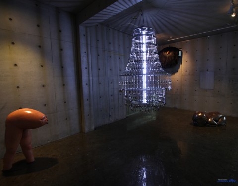 〈Breaking the fourth wall〉